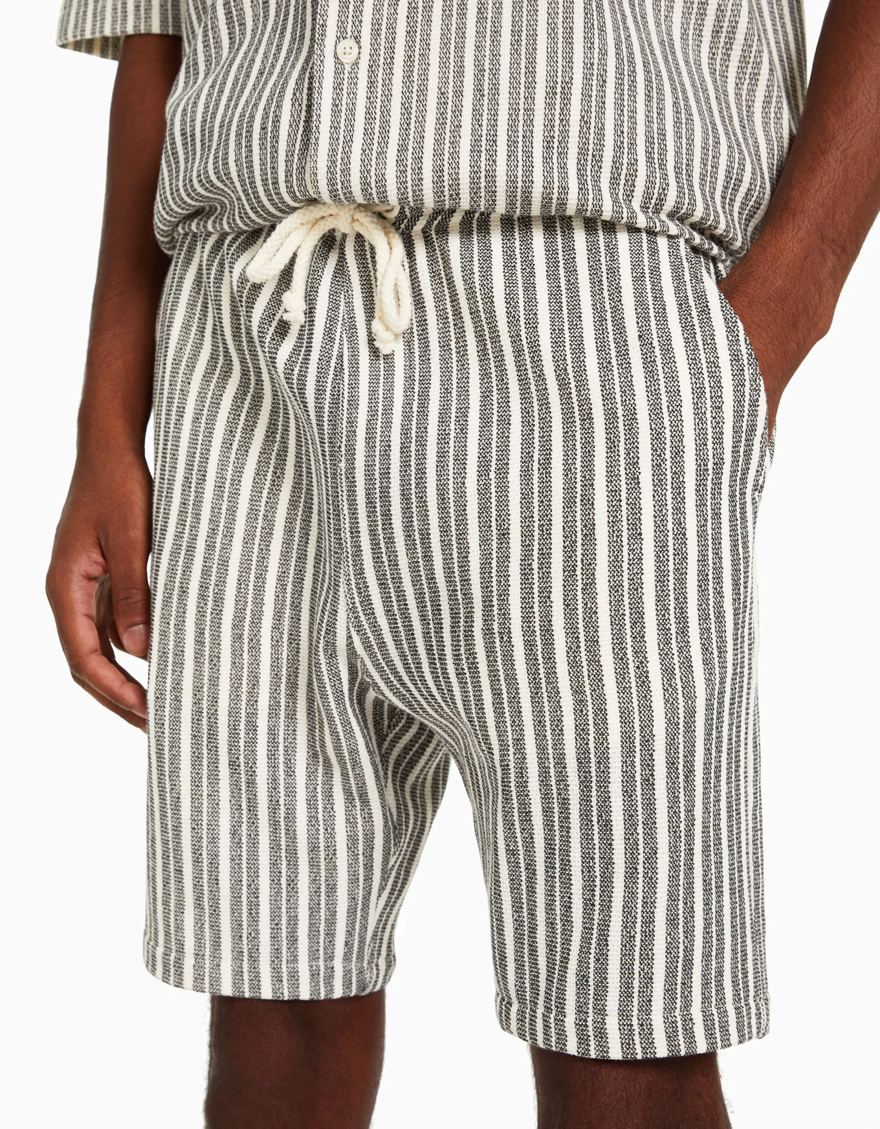 BERSHKA Bermuda jogger rustique rayures Blanc / Noir Shop