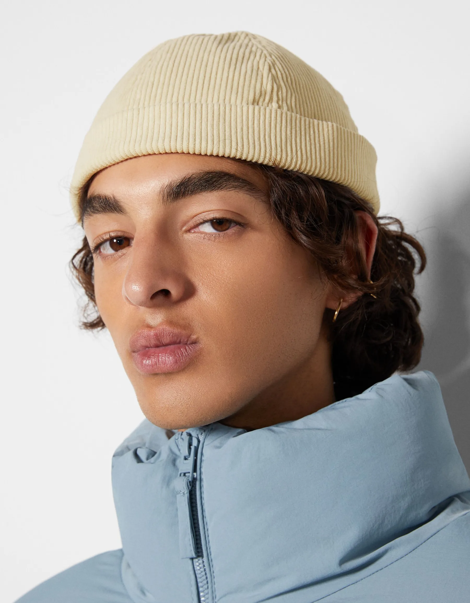 BERSHKA Bonnet court velours côtelé Sable Online