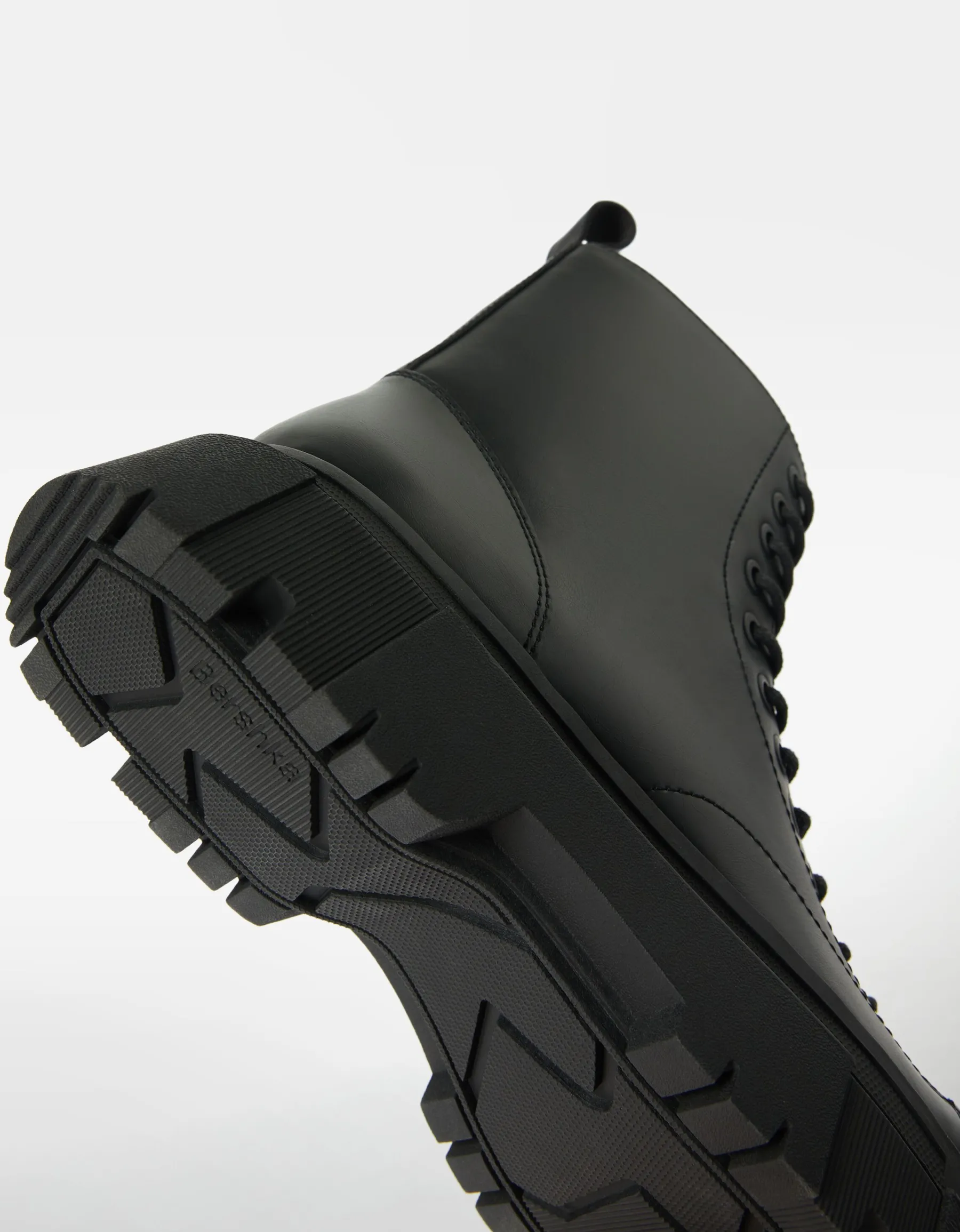 BERSHKA Bottes à lacets semelle crantée homme Noir Cheap