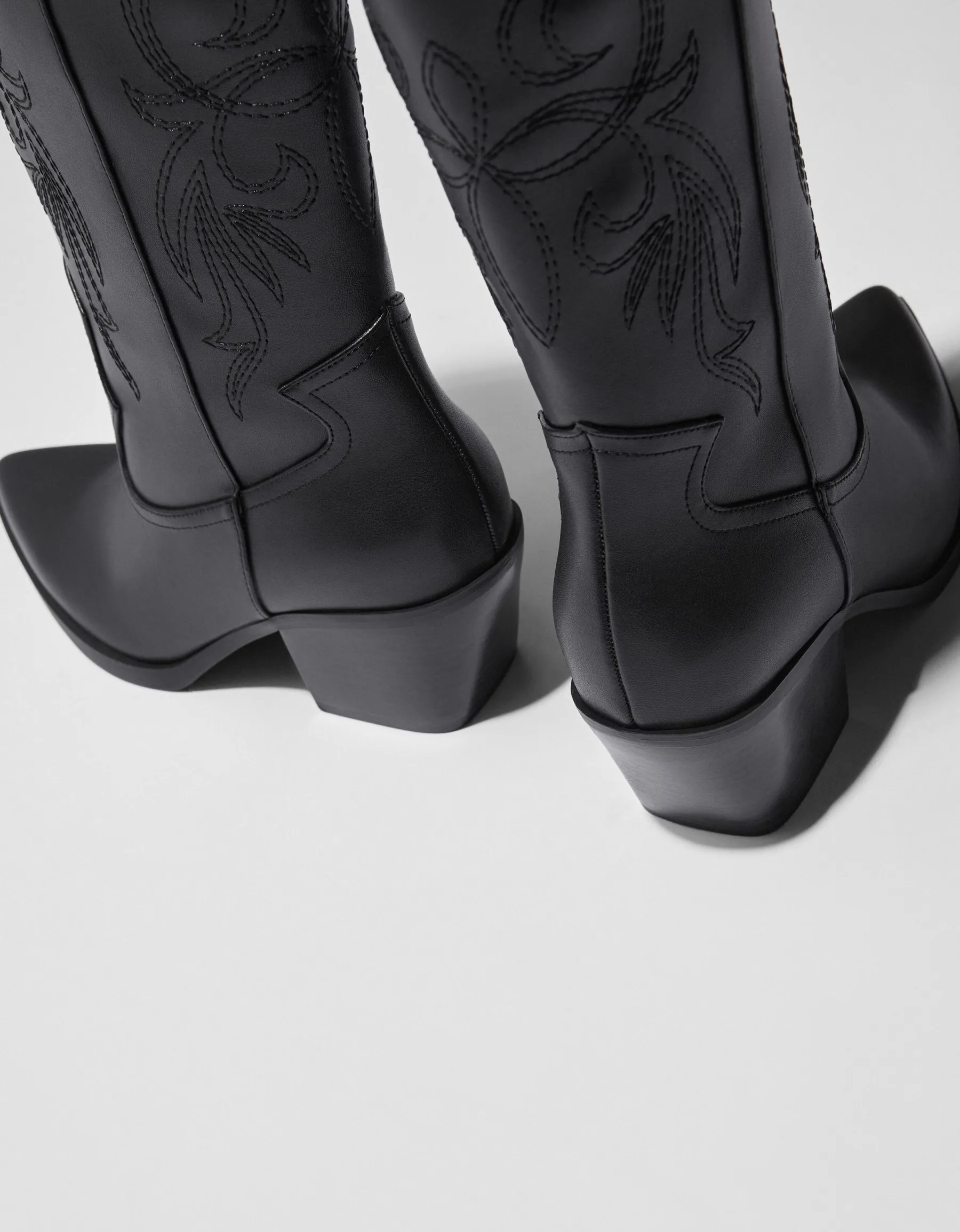 BERSHKA Bottes à talon style cowboy Noir Cheap