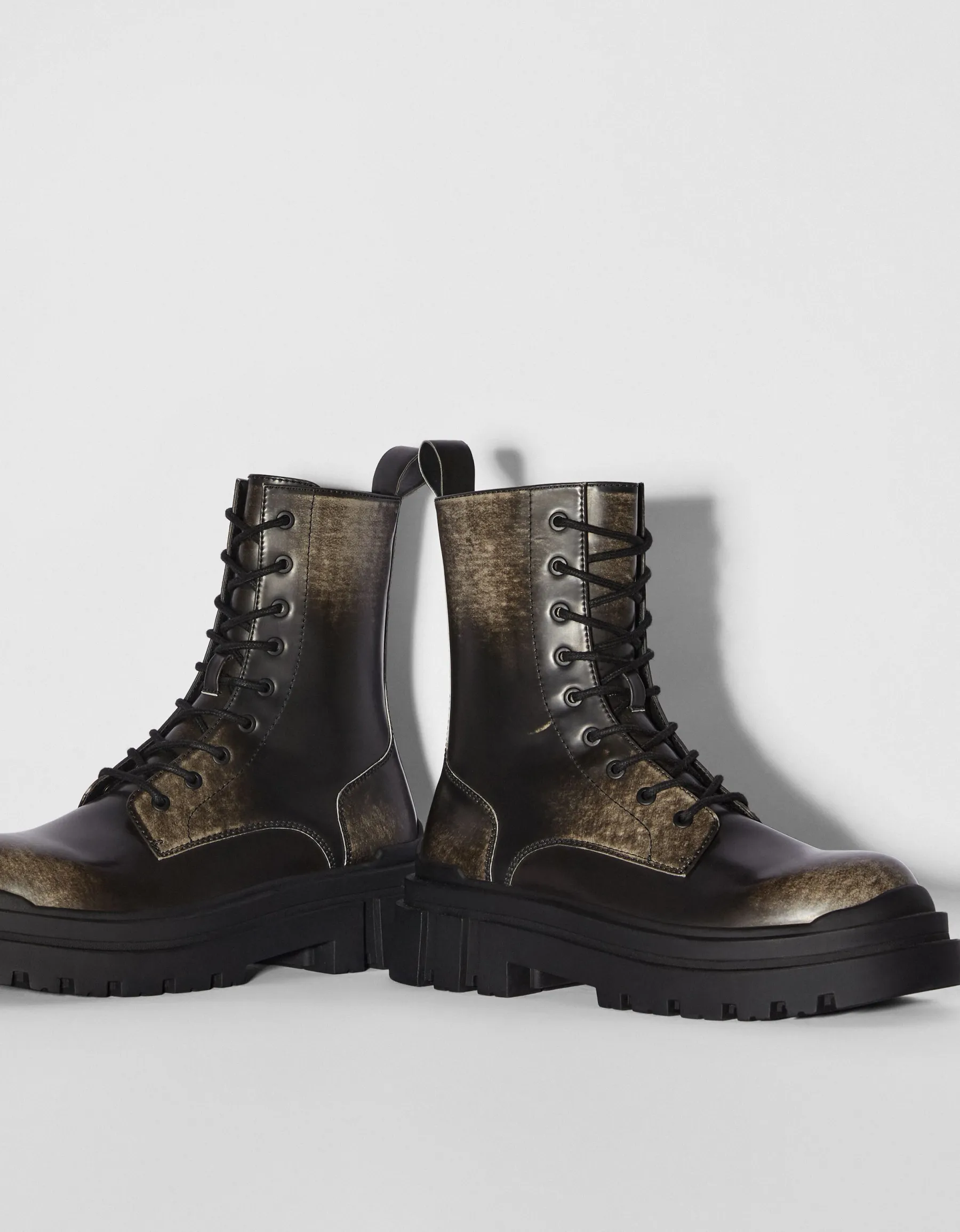 BERSHKA Bottes effet usé semelle crantée homme Noir Discount