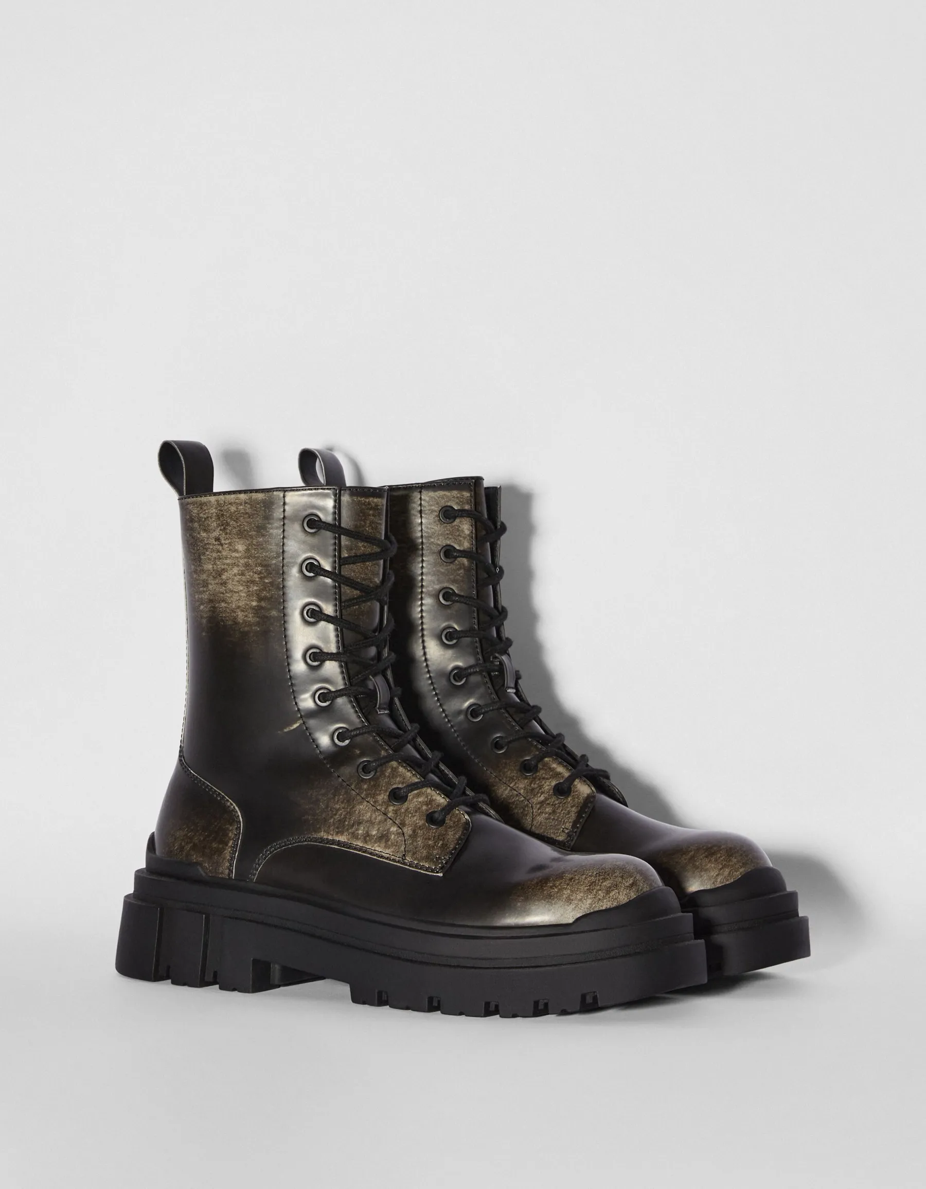 BERSHKA Bottes effet usé semelle crantée homme Noir Online
