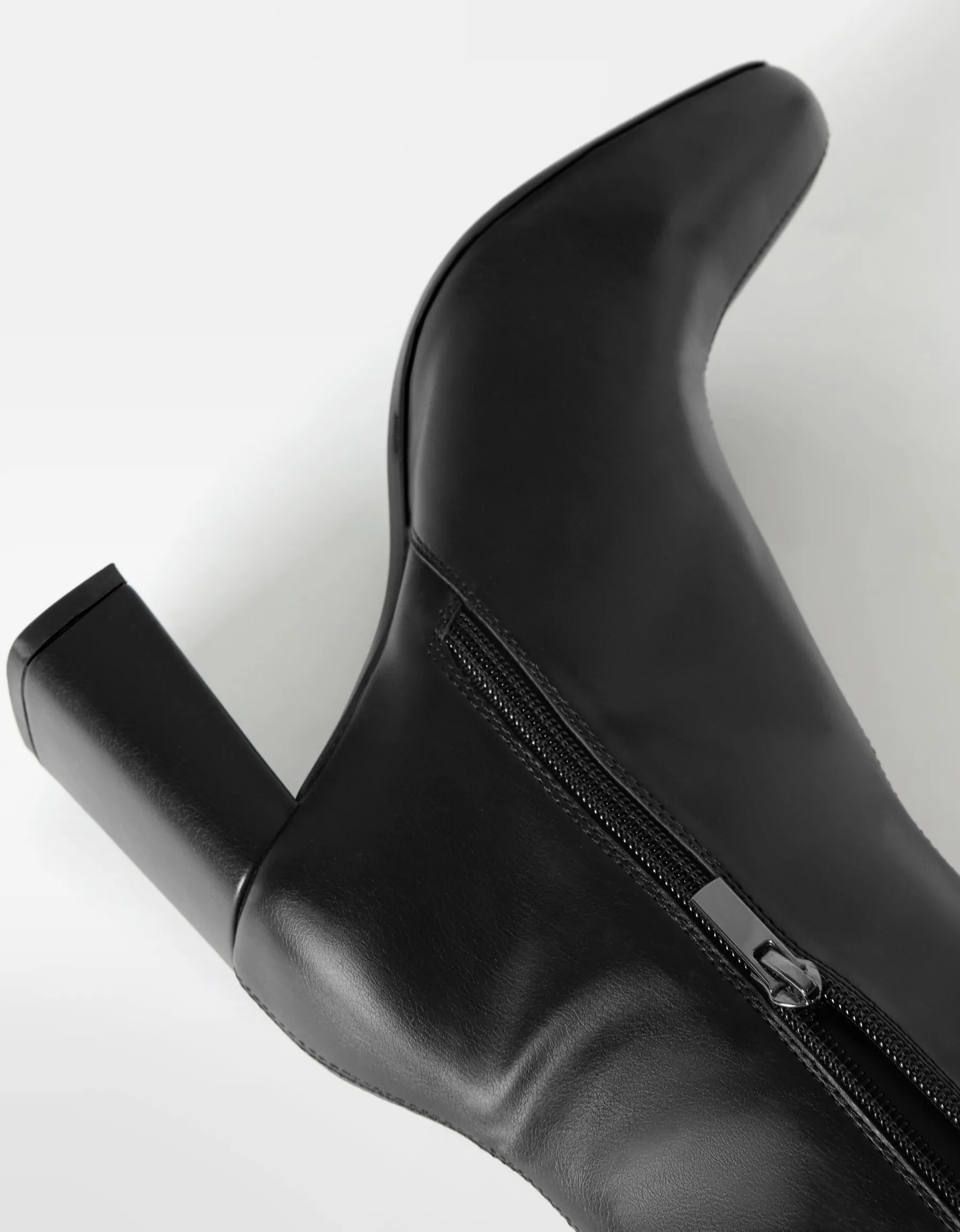 BERSHKA Bottines à talon moulantes Écru Store
