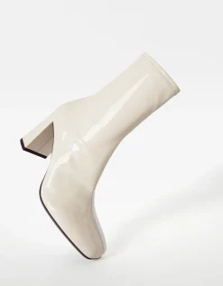 BERSHKA Bottines à talon moulantes vernies Écru Flash Sale