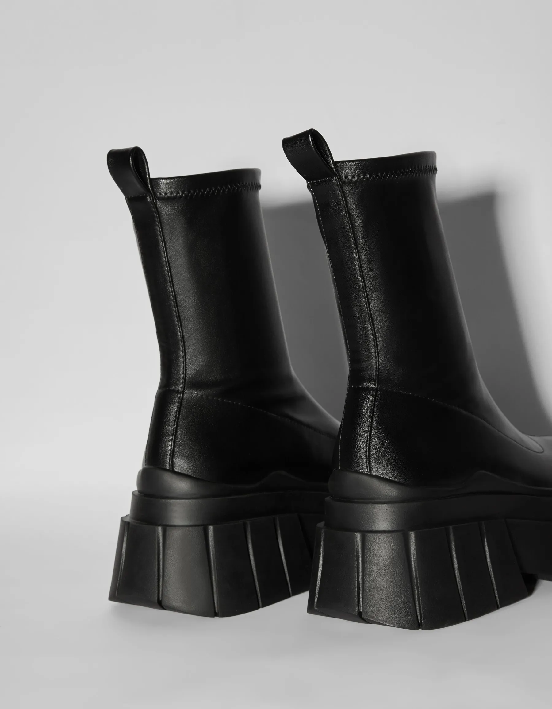 BERSHKA Bottines plateforme moulantes Noir Discount