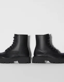 BERSHKA Bottines plates à lacets Noir Fashion