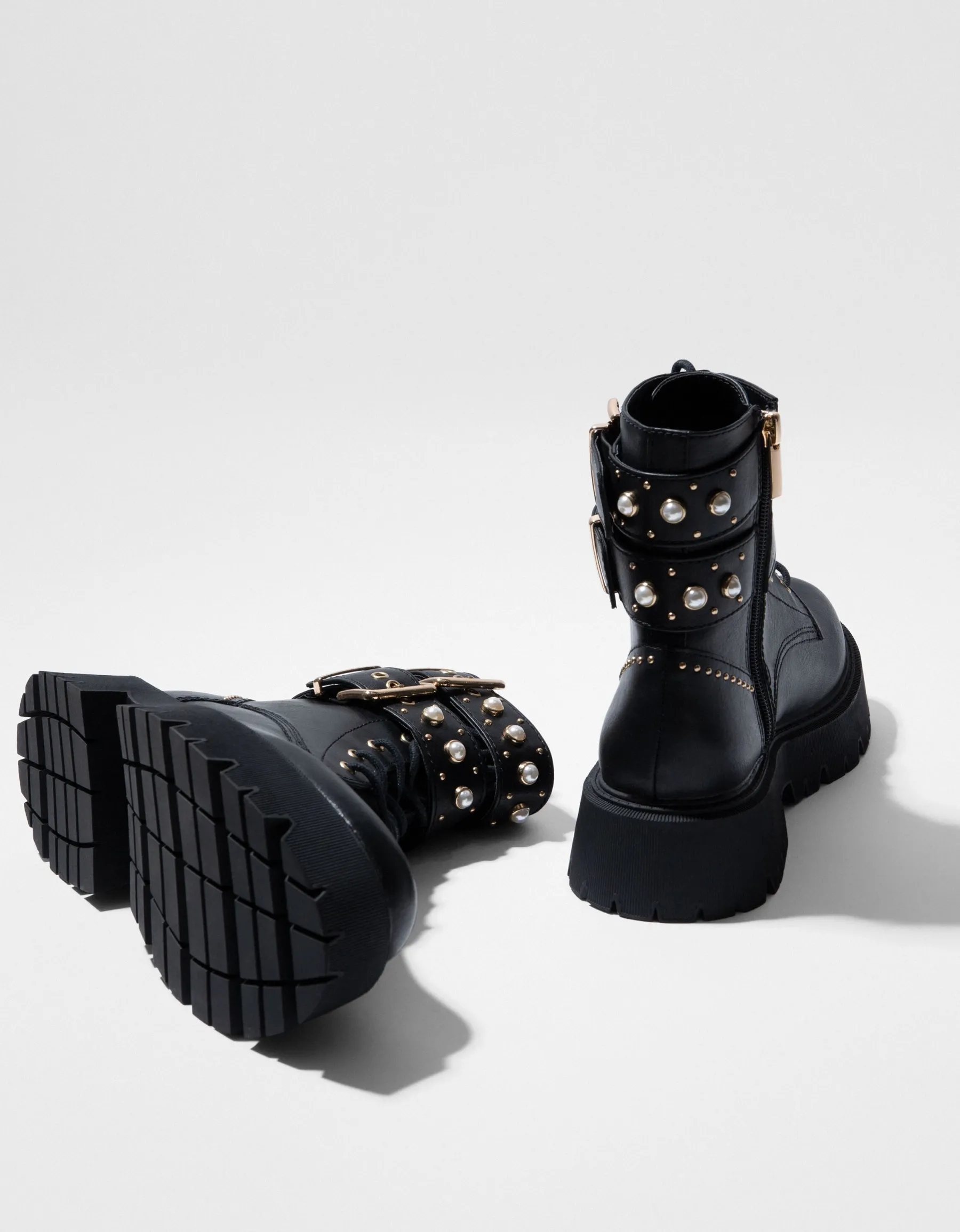 BERSHKA Bottines plates avec perles et rivets Noir Cheap
