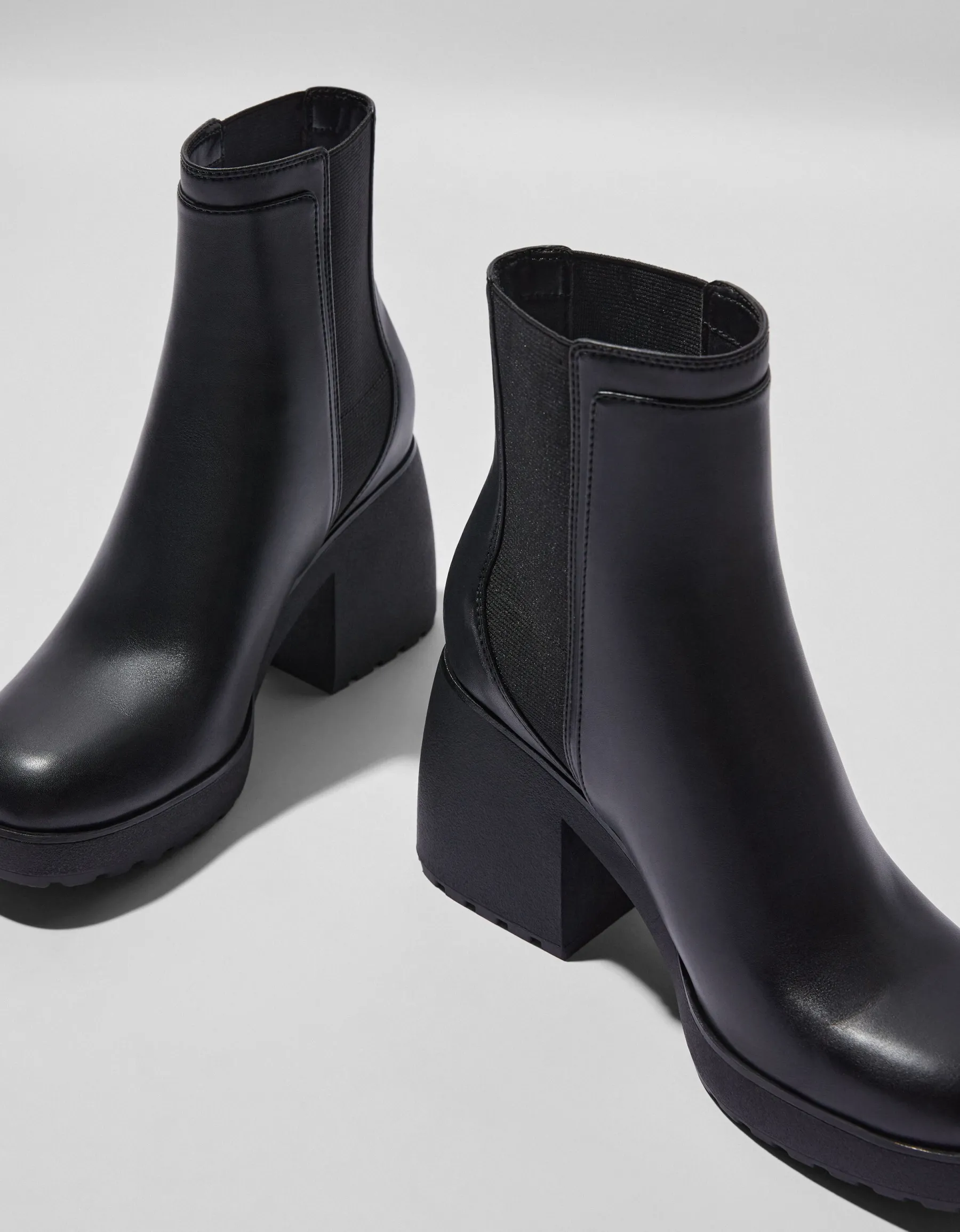 BERSHKA Bottines talon large élastiquées Noir Best