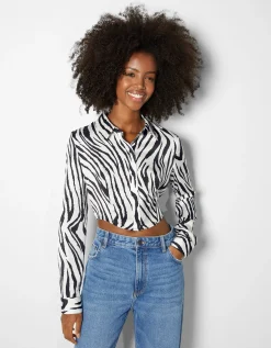 BERSHKA Chemise cropped manches longues moulante satinée Rouge Sale