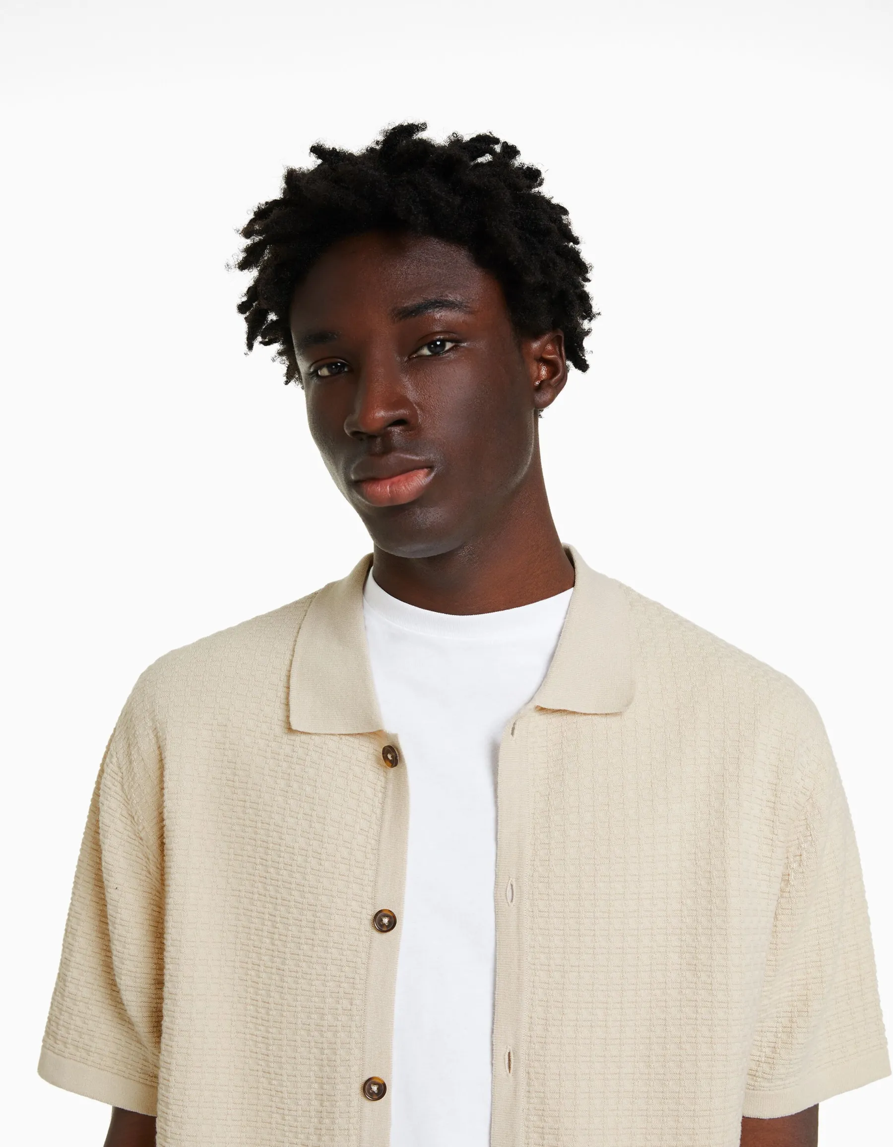 BERSHKA Chemise manches courtes basique texturée Écru Sale