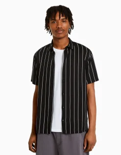 BERSHKA Chemise manches courtes serge rayures Blanc / Noir Discount