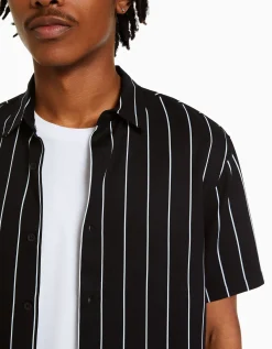 BERSHKA Chemise manches courtes serge rayures Blanc / Noir Discount