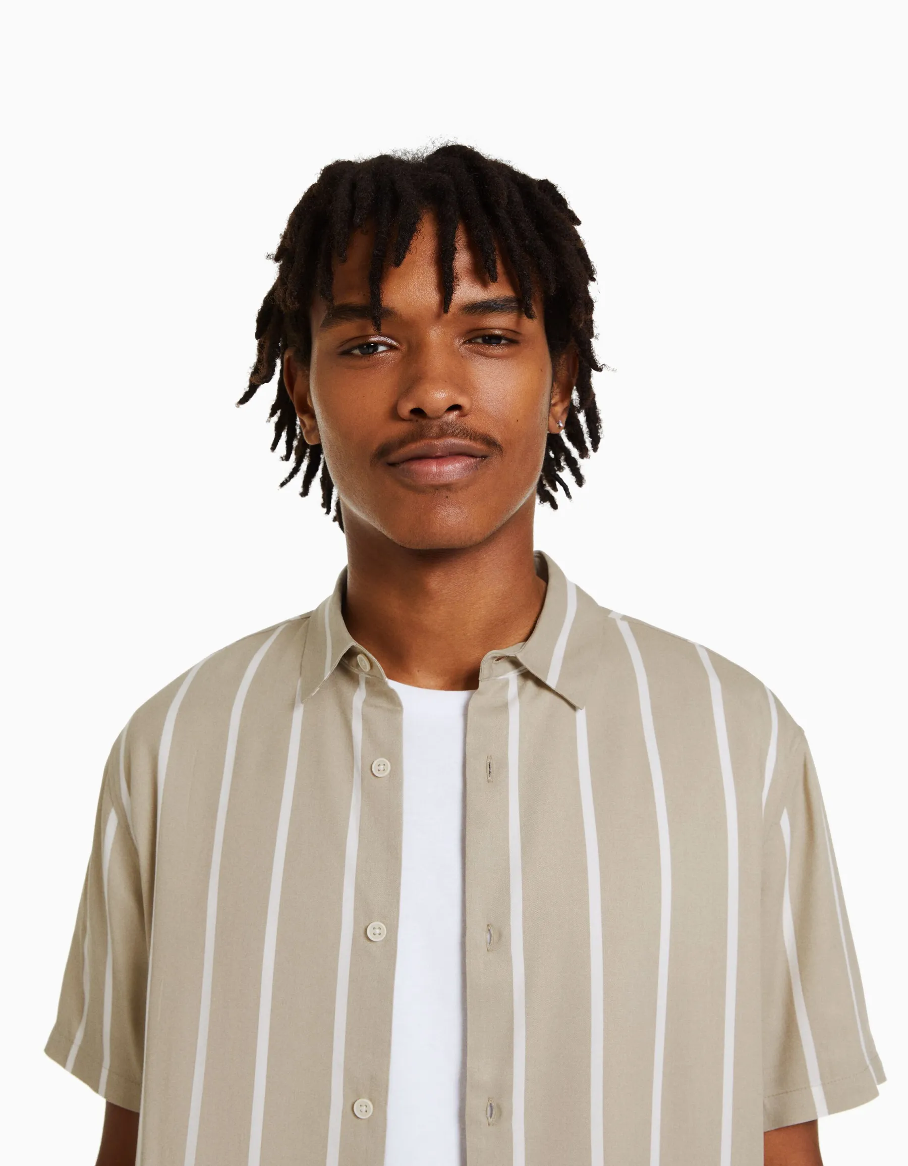 BERSHKA Chemise manches courtes serge rayures Blanc / Noir Discount