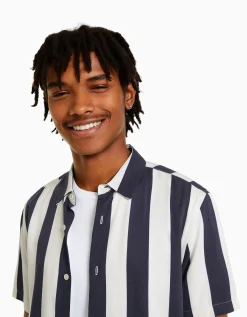 BERSHKA Chemise manches courtes serge rayures Blanc / Noir Discount