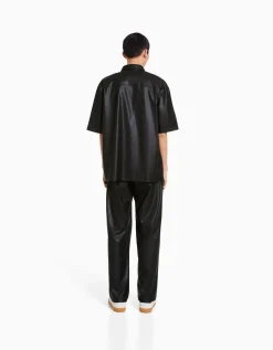 BERSHKA Chemise similicuir manches courtes Noir Fashion