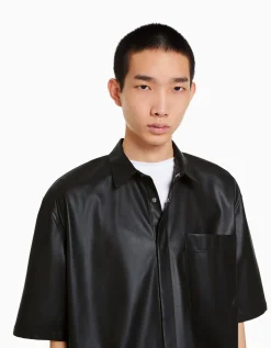 BERSHKA Chemise similicuir manches courtes Noir Fashion