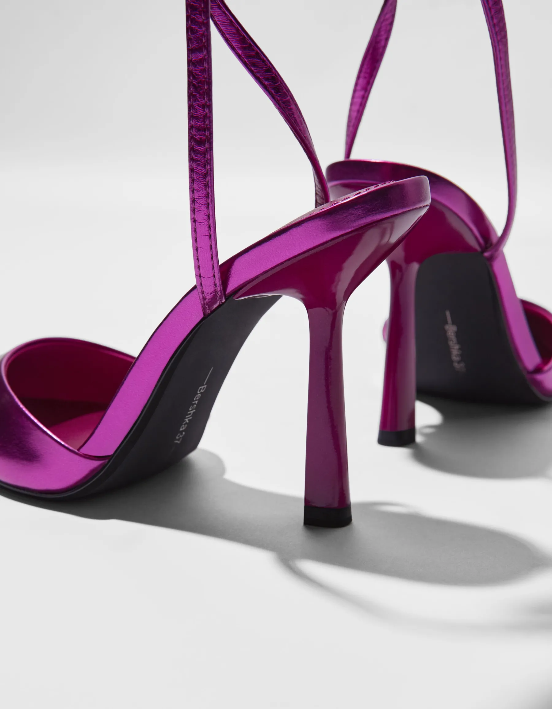 BERSHKA Escarpins type mules métallisés Fuchsia Store