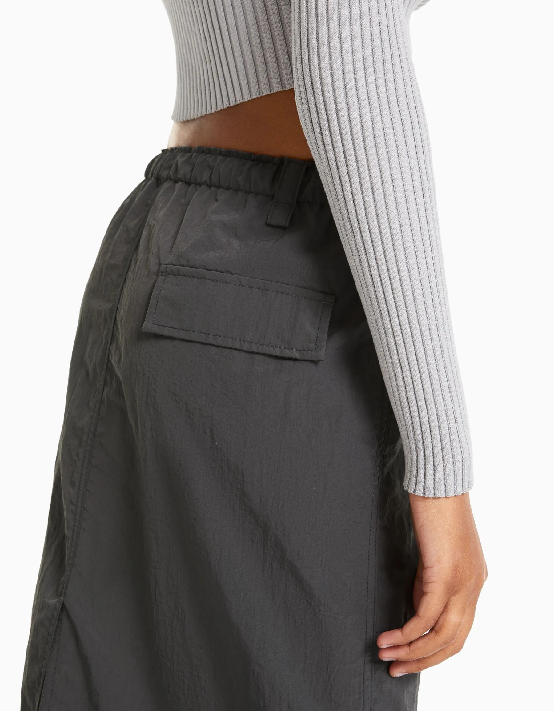 BERSHKA Jupe midi effet nylon Écru Outlet