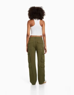BERSHKA Pantalon cargo moulant serge multipoches Kaki Outlet