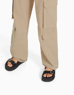 BERSHKA Pantalon cargo moulant serge multipoches Kaki Outlet