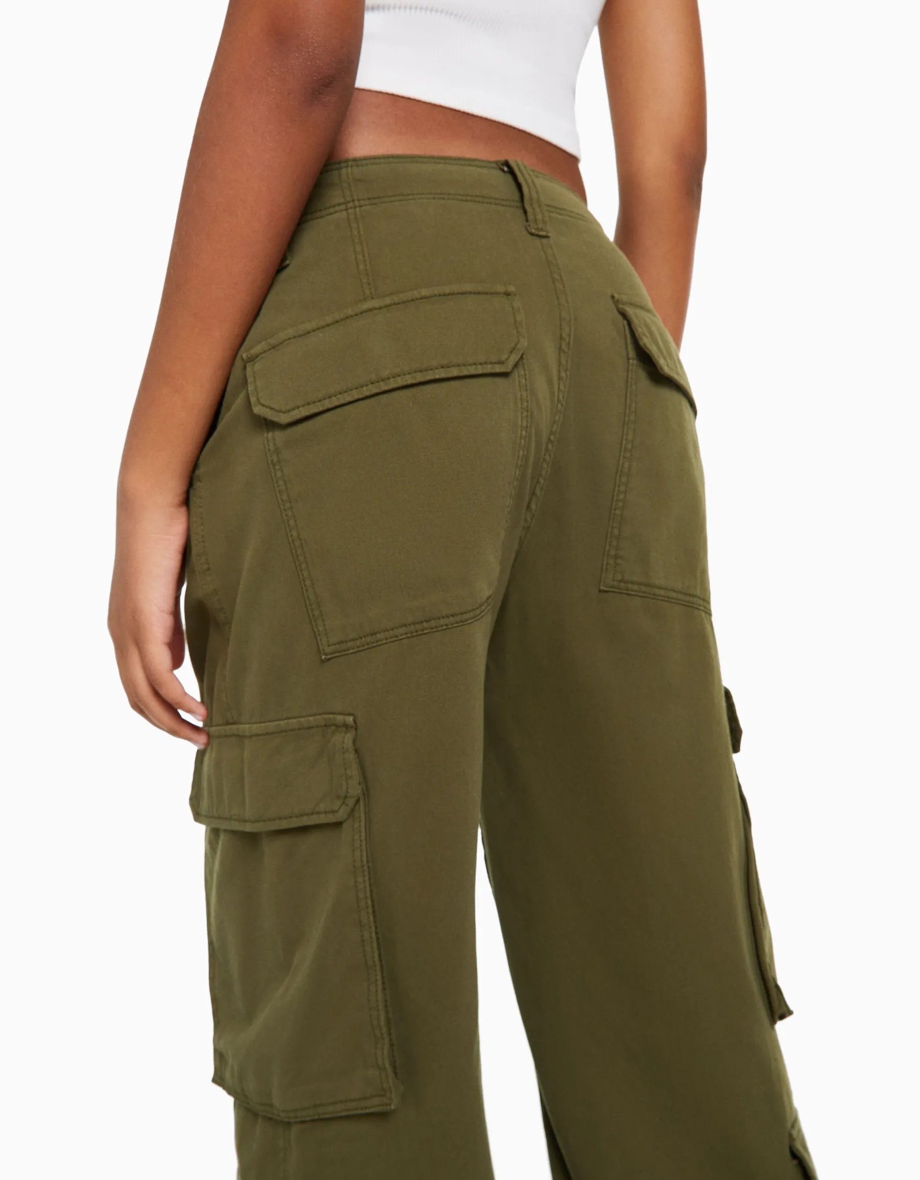 BERSHKA Pantalon cargo moulant serge multipoches Kaki Fashion