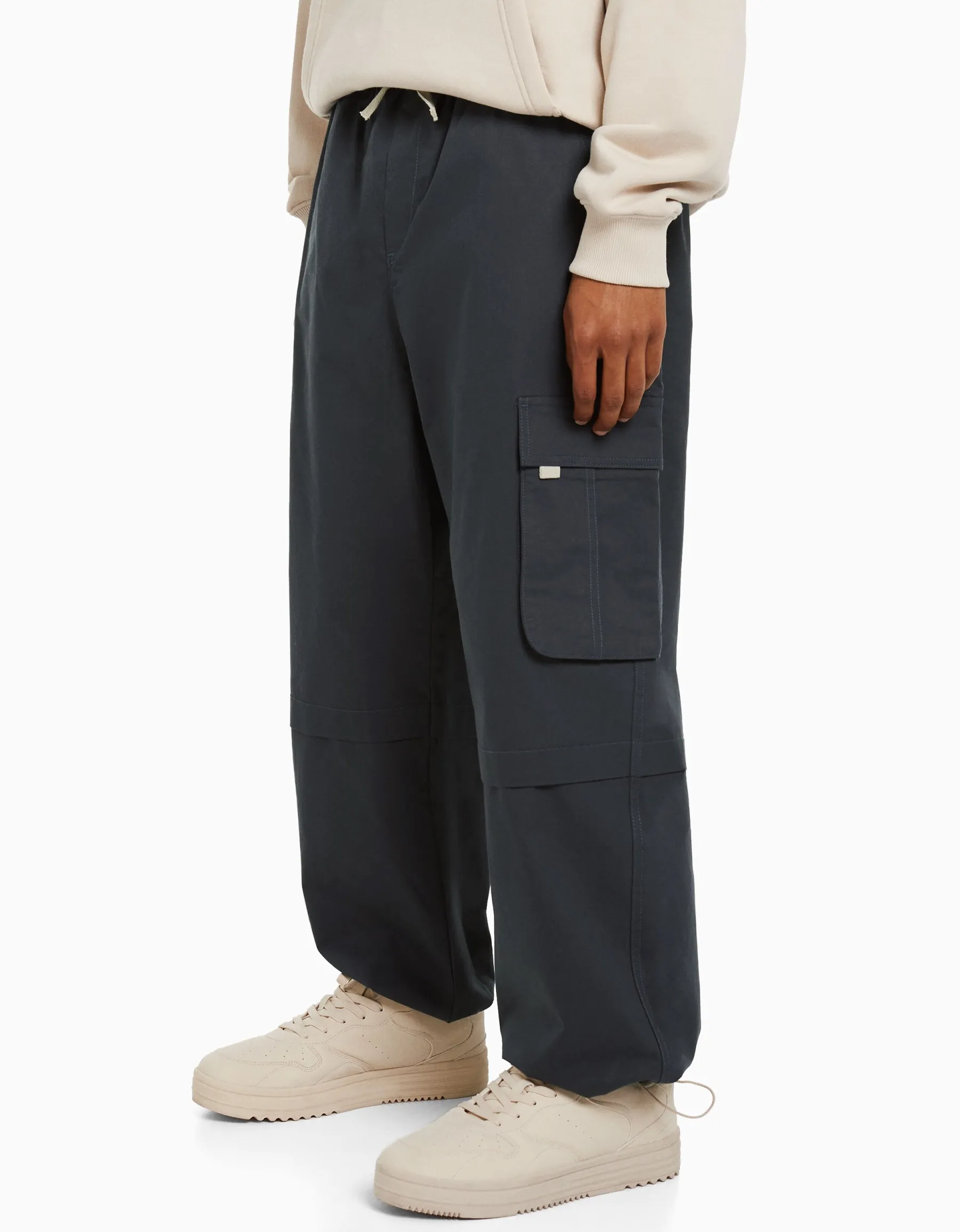 BERSHKA Pantalon cargo parachute coton Kaki Discount