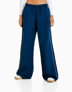 BERSHKA Pantalon effet nylon passepoil sur le côté Bleu Hot