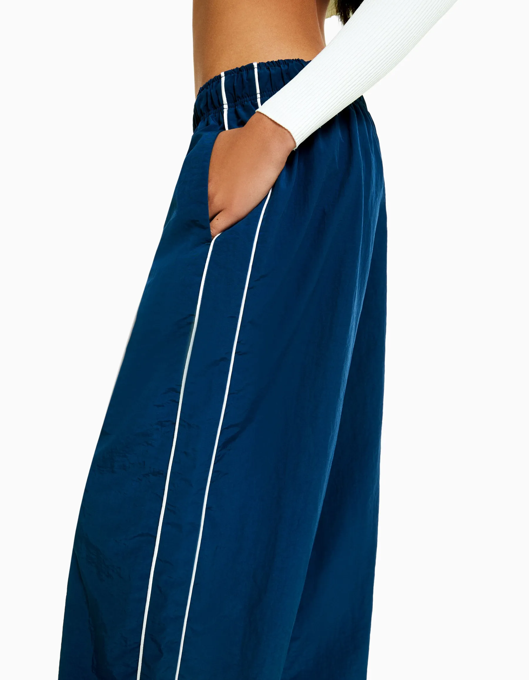 BERSHKA Pantalon effet nylon passepoil sur le côté Bleu Hot