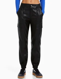 BERSHKA Pantalon jogger cargo en similicuir Noir Clearance
