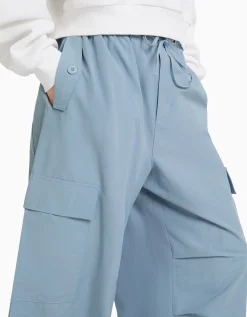 BERSHKA Pantalon jogger cargo parachute Bleu lavé Outlet
