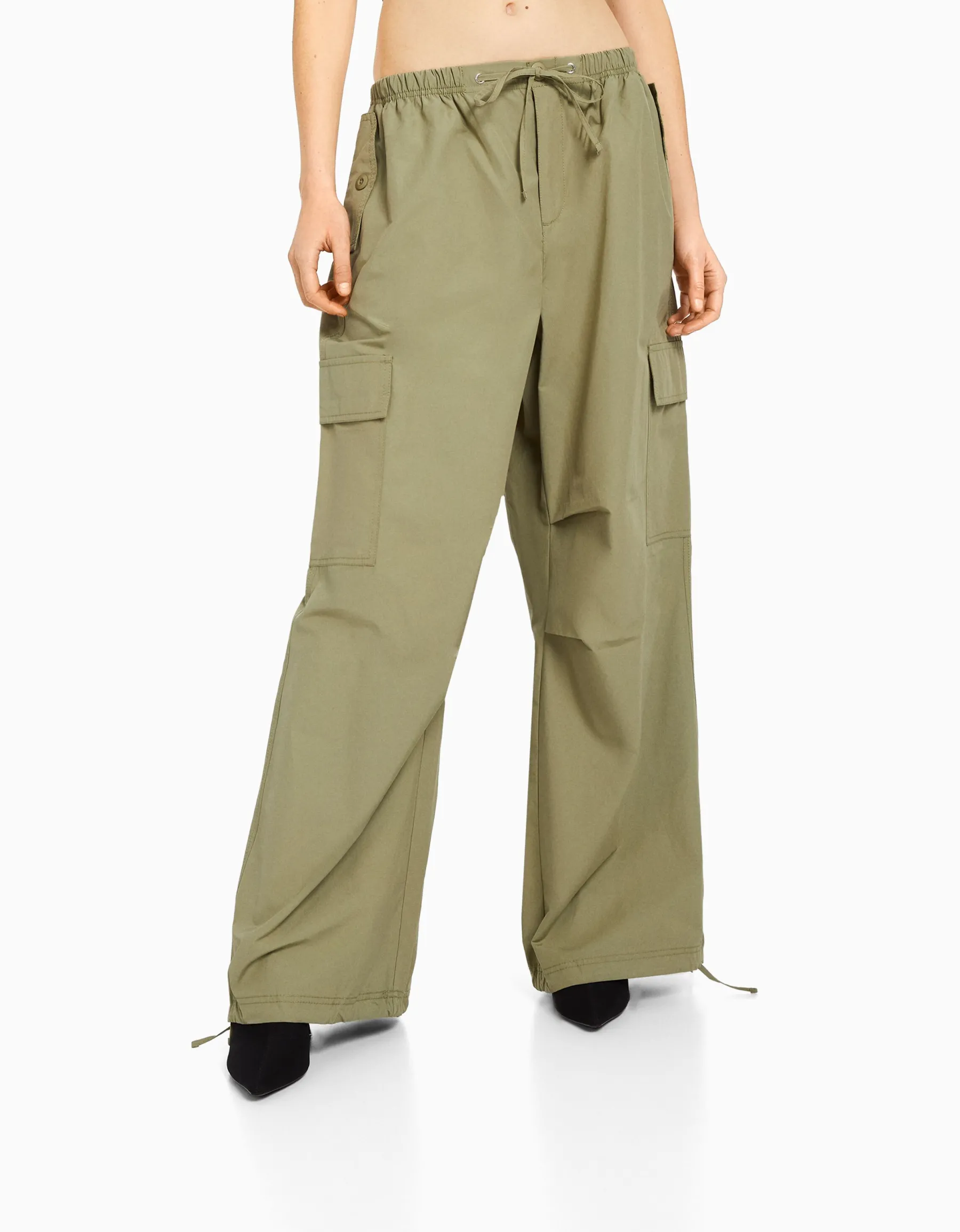 BERSHKA Pantalon jogger cargo parachute Kaki Flash Sale