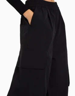 BERSHKA Pantalon jogger cargo poches effet nylon Noir Fashion