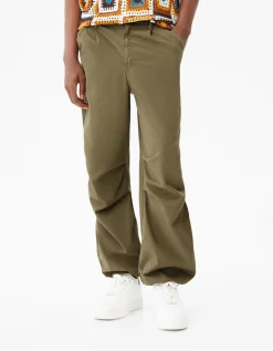 BERSHKA Pantalon jogger parachute loose fit Kaki Best