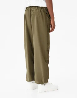 BERSHKA Pantalon jogger parachute loose fit Kaki Best