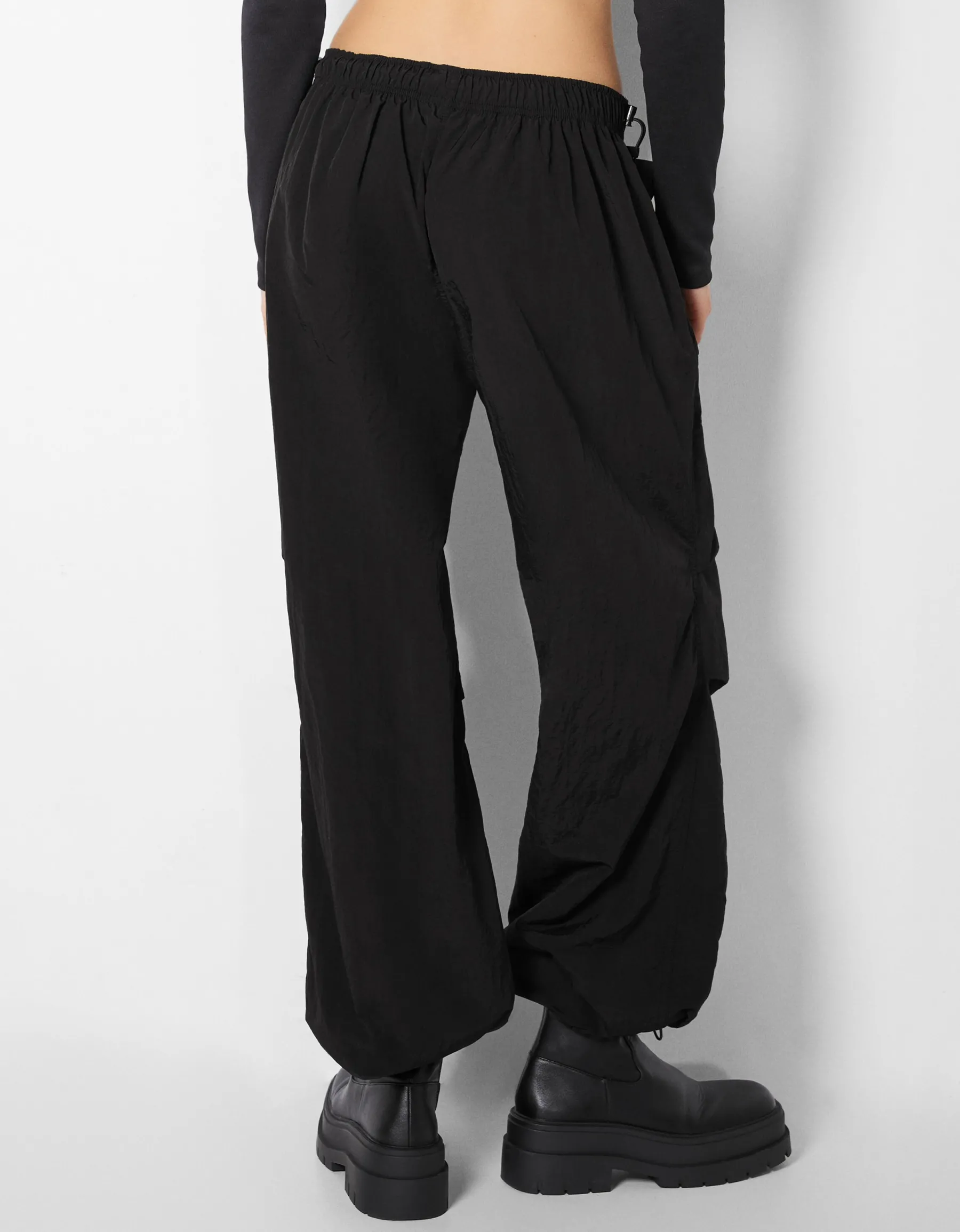 BERSHKA Pantalon jogger parachute nylon Noir Best