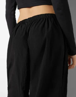 BERSHKA Pantalon jogger parachute nylon Noir Best