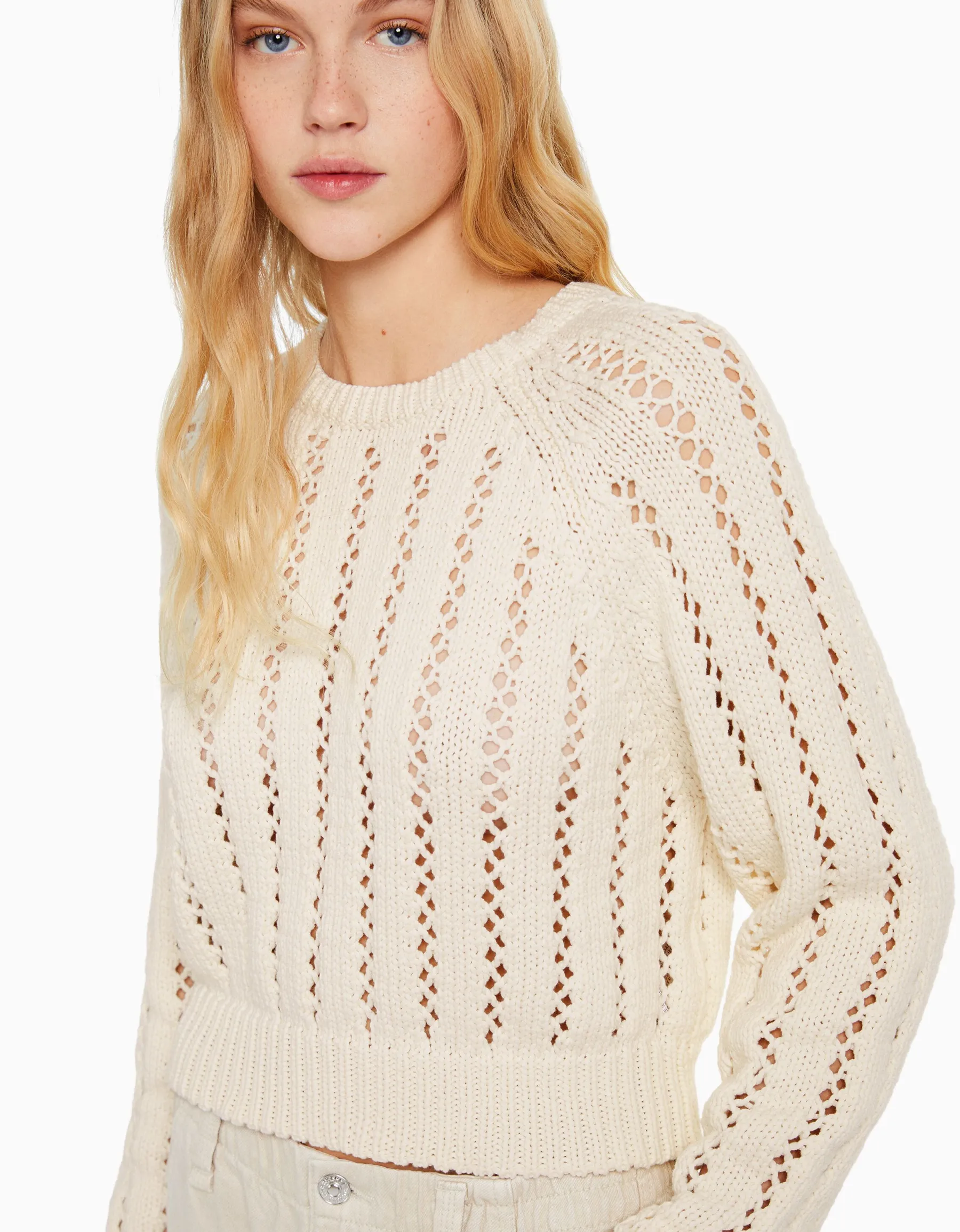 BERSHKA Pull cropped col rond ajours Écru Shop