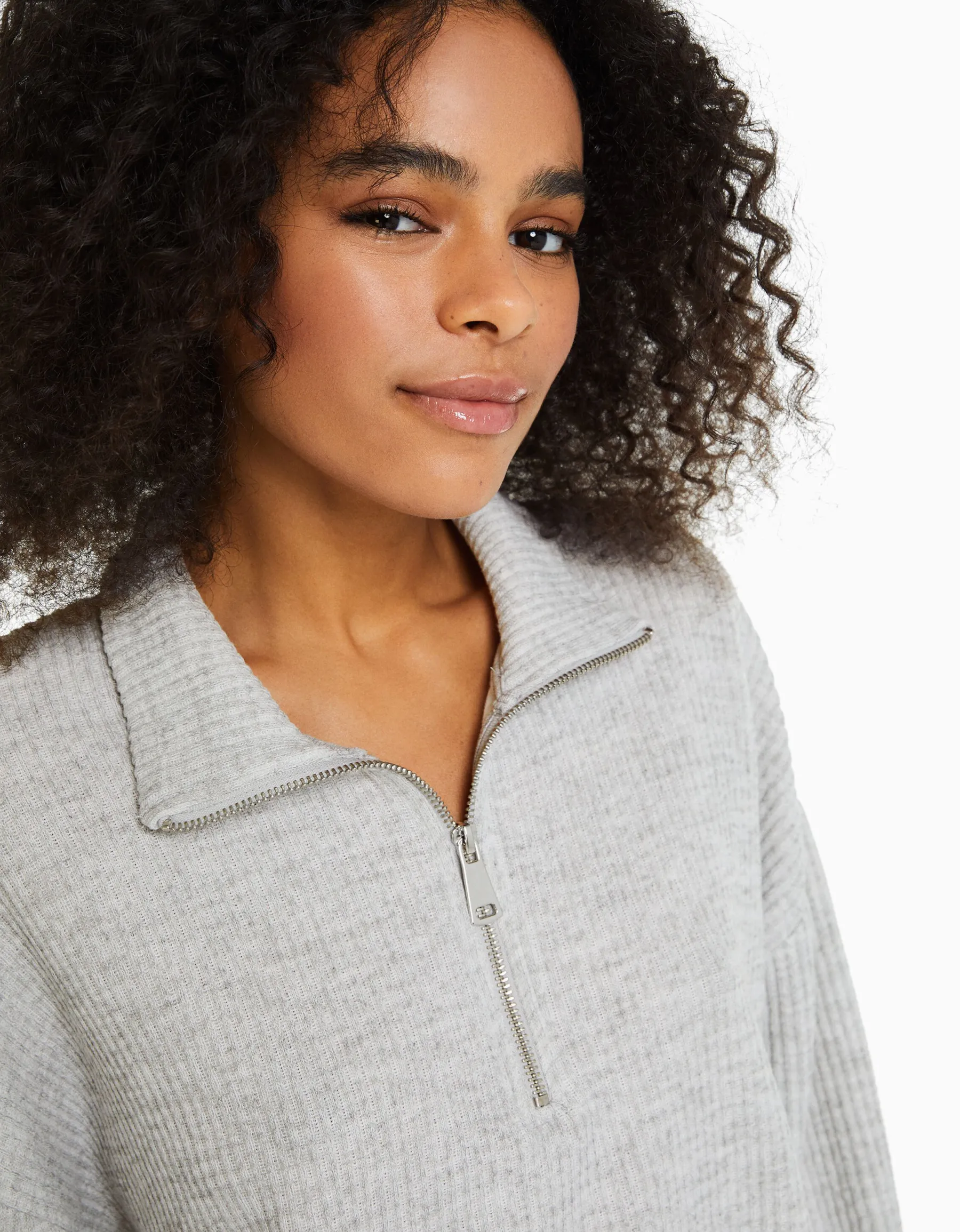 BERSHKA Pull maille col roulé zippé Écru Fashion