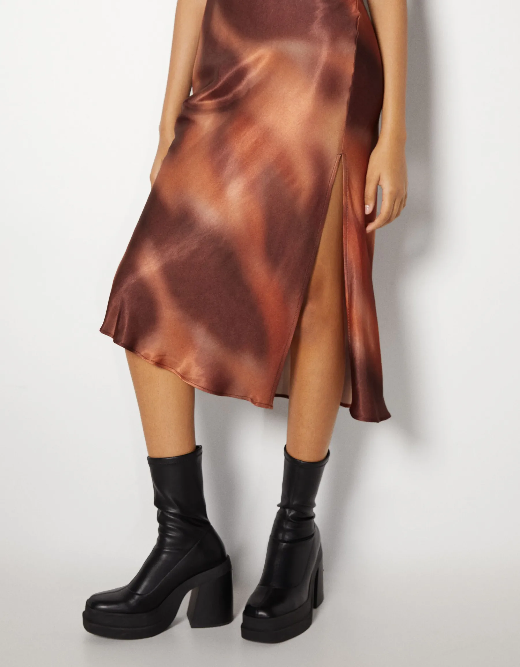 BERSHKA Robe midi satinée bretelle fine double Noir Cheap
