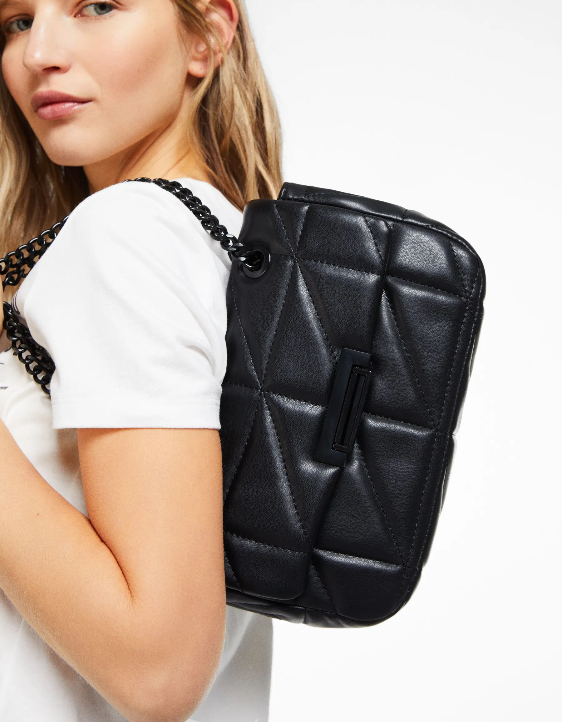 BERSHKA Sac matelassé chaîne Noir Sale