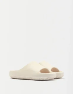 BERSHKA Sandales plates texturées Écru Hot
