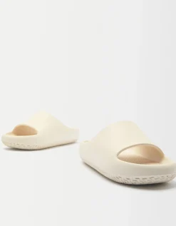 BERSHKA Sandales plates texturées Écru Hot