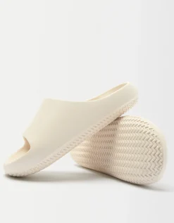 BERSHKA Sandales plates texturées Écru Hot