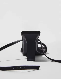 BERSHKA Sandales talon métallisées boucle de cheville Noir Fashion