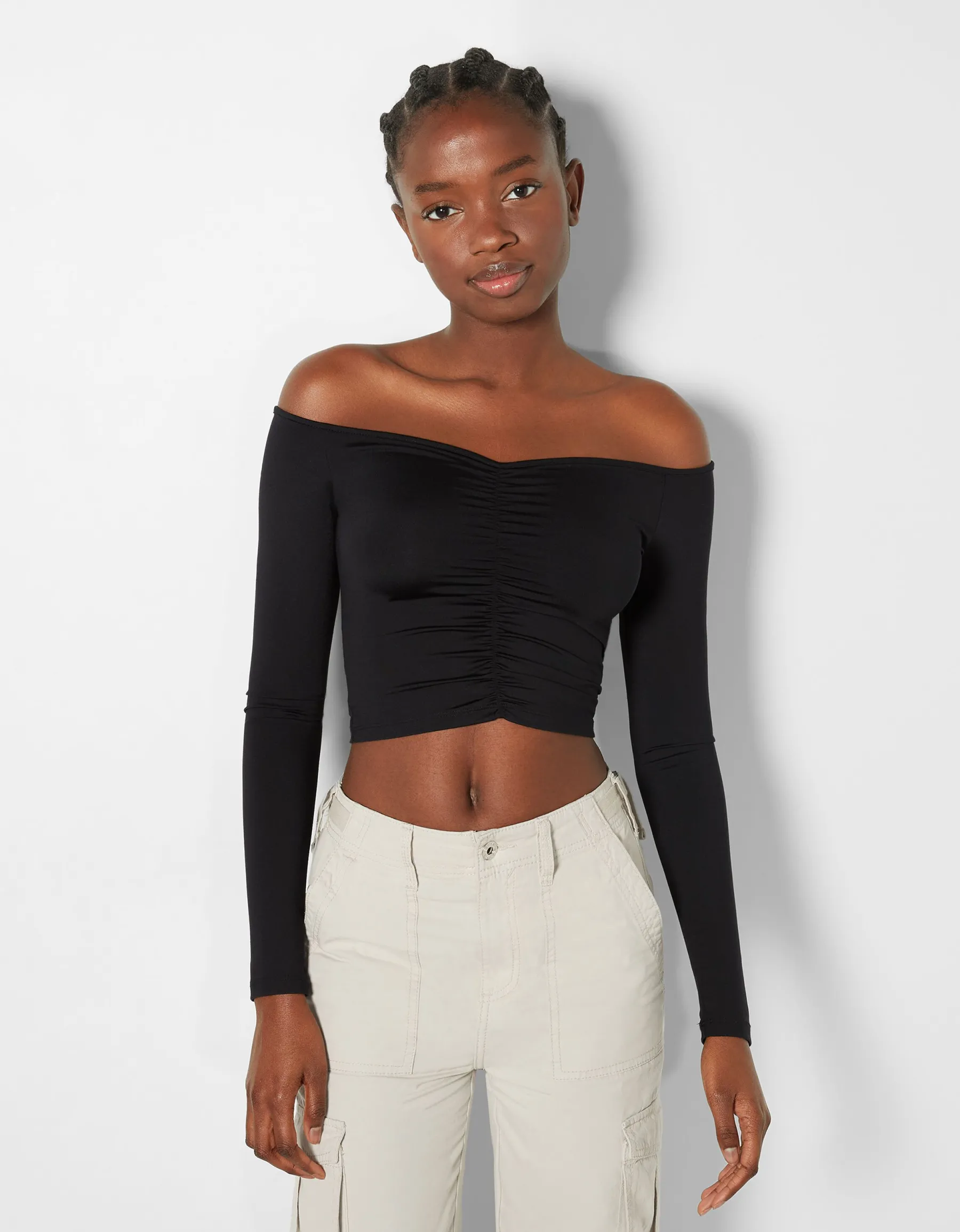 BERSHKA Top cropped manches longues col style Bardot fronces Noir Store