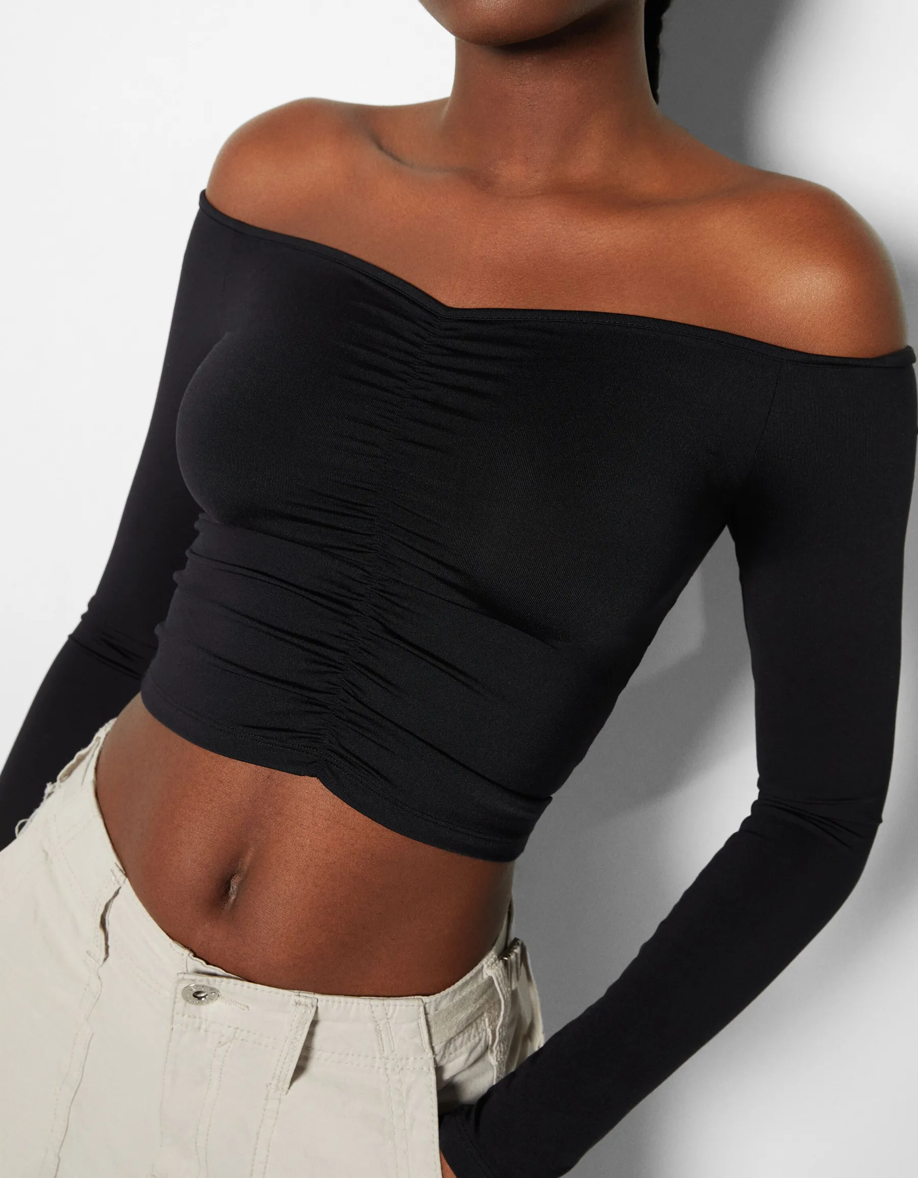 BERSHKA Top cropped manches longues col style Bardot fronces Noir Store