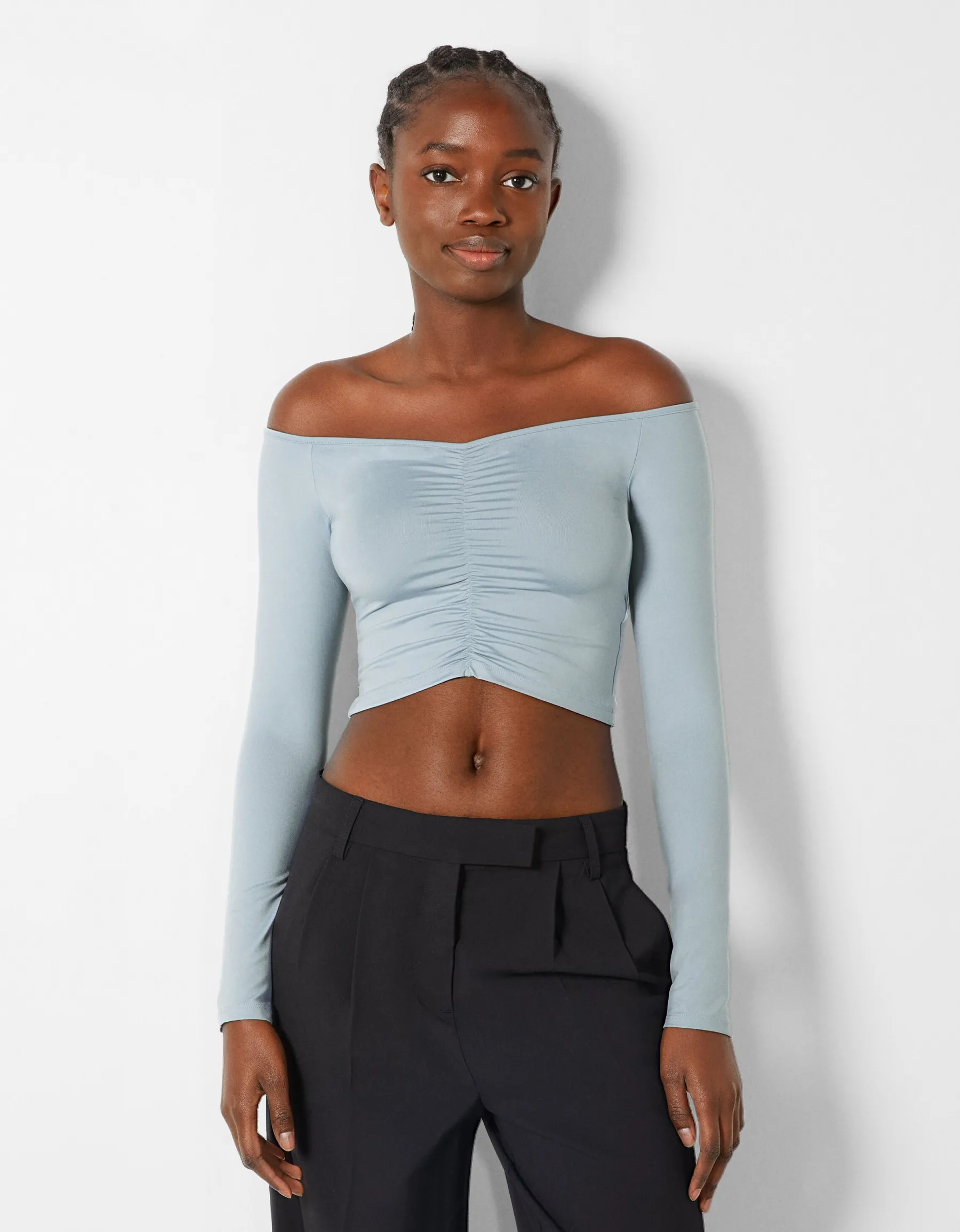 BERSHKA Top cropped manches longues col style Bardot fronces Noir Store