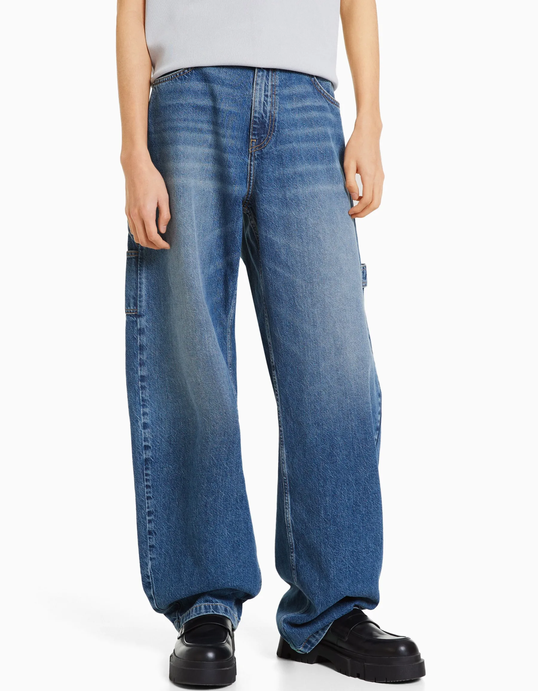 BERSHKA Wide balloon leg carpenter jeans with detailing Bleu lavé Store