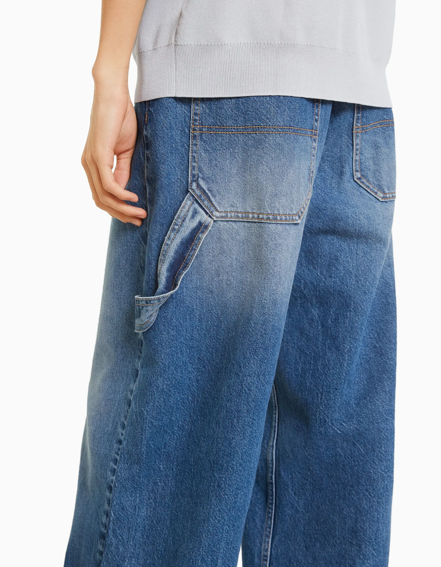 BERSHKA Wide balloon leg carpenter jeans with detailing Bleu lavé Store